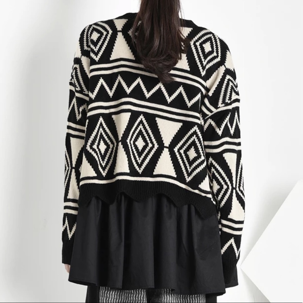 The Ronelah Abstract Tail Sweater - Picture 5 of 8